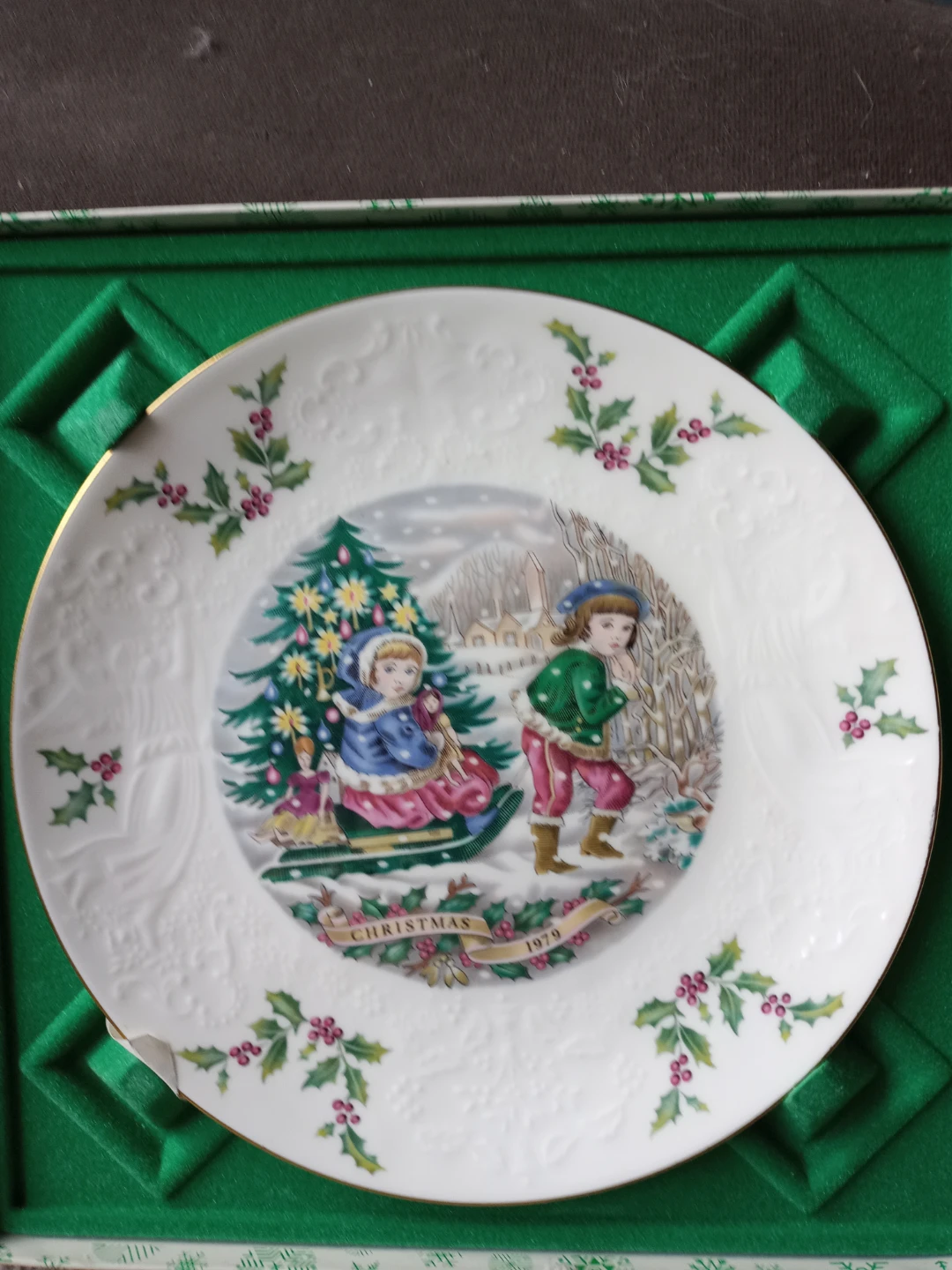 Set of 2 Royal Doulton Decorative Christmas Plates - photo 2