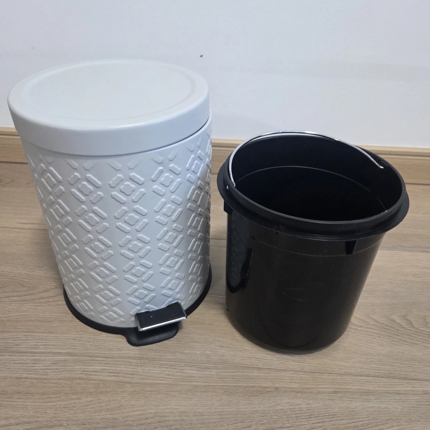 Grey Pedal Trash Can with Inner Bin - photo 4