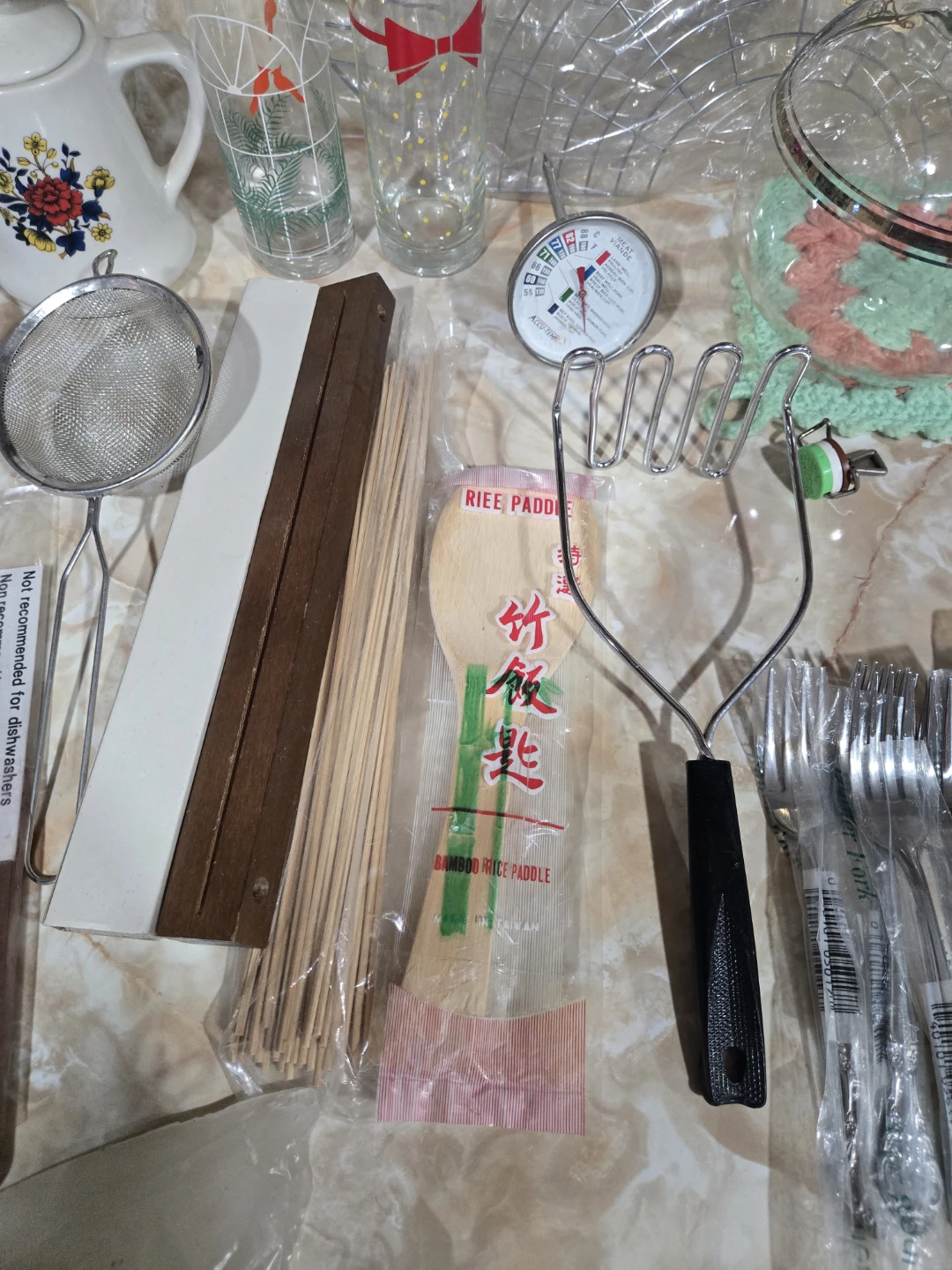 Kitchen Utensil Lot - Tongs, Strainer, Cutlery Set & More - photo 4