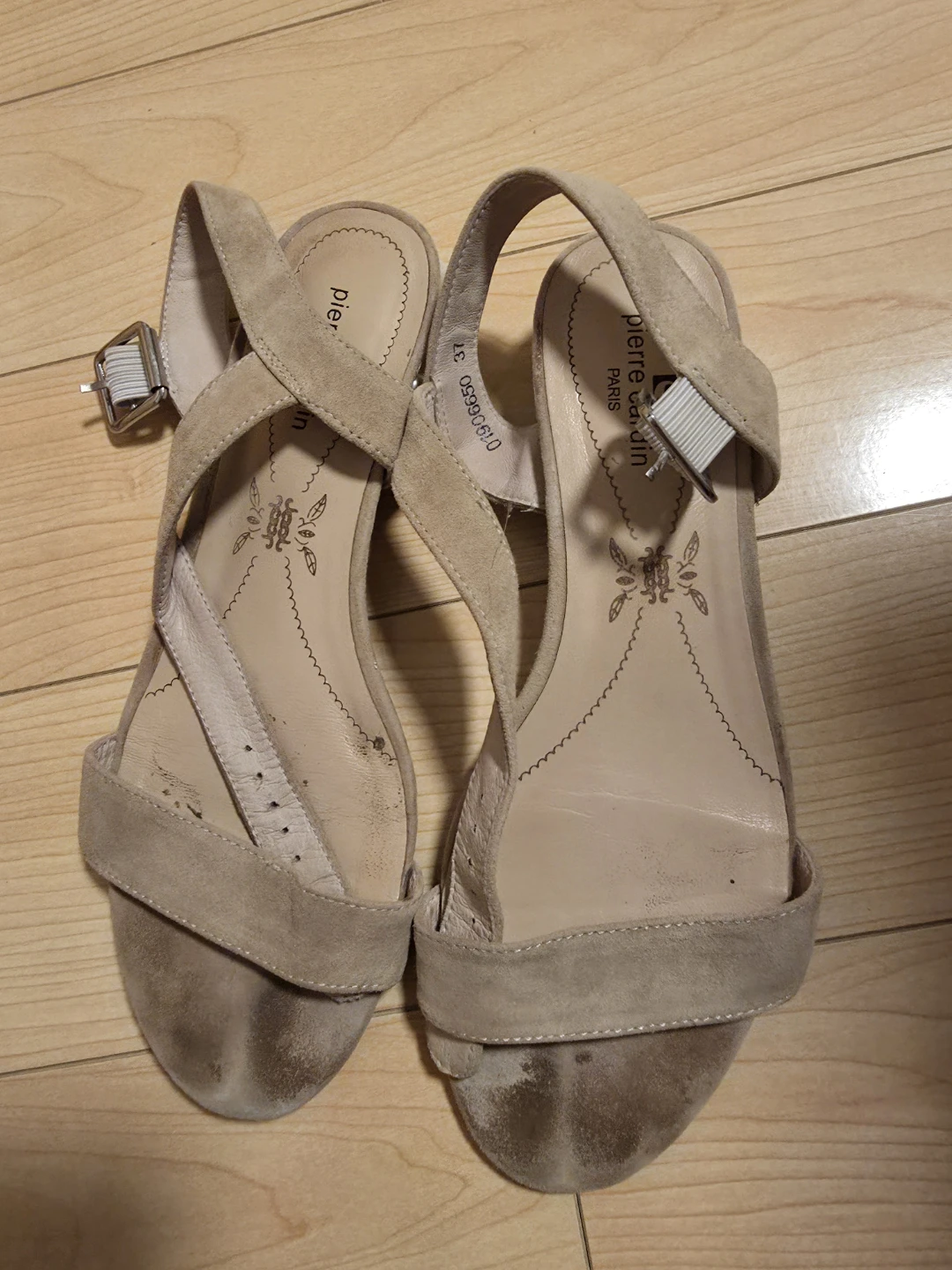 Beige sandals with pearl heels - photo 3