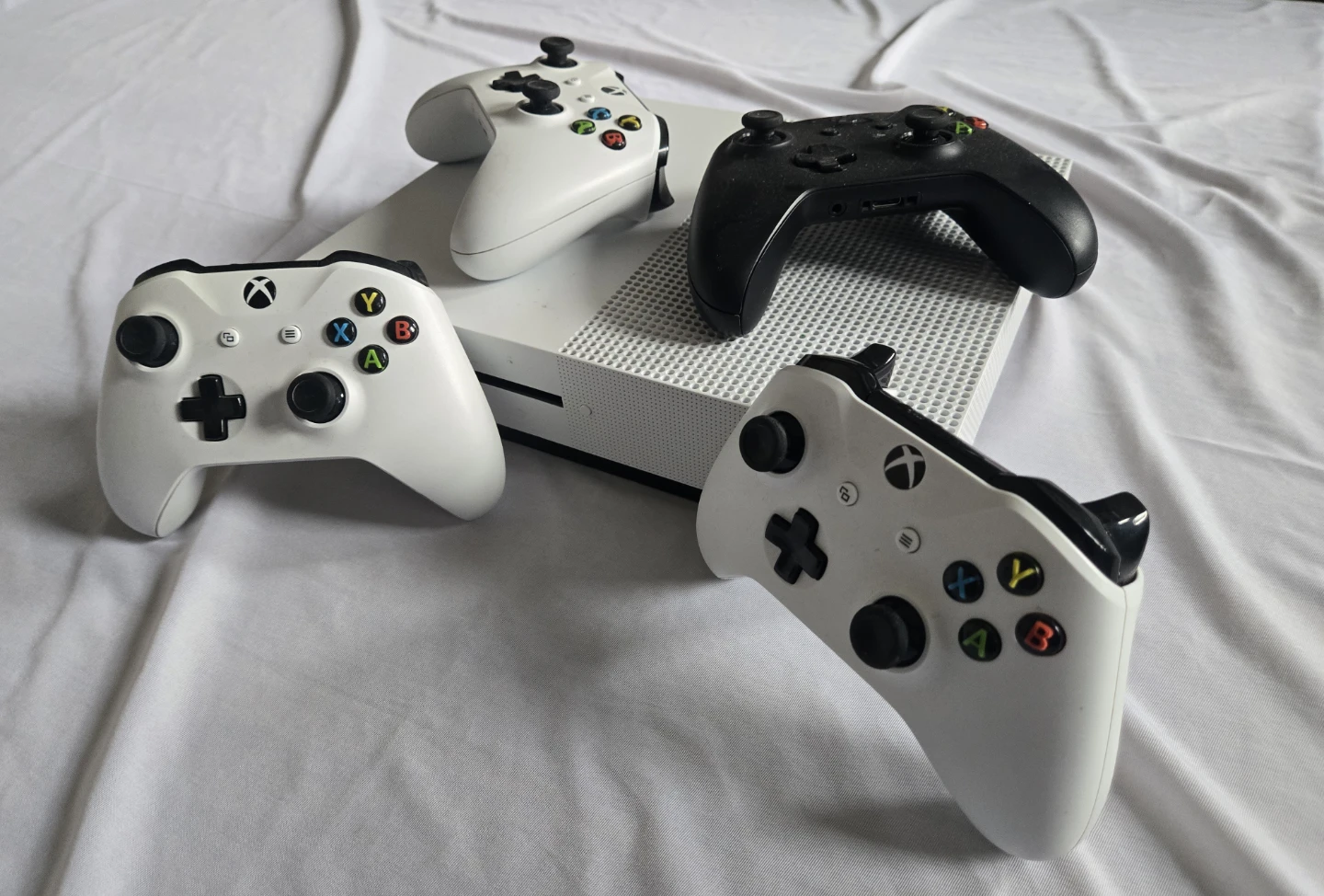Xbox One S Console with 5 Controllers and Charging Docks - photo 3