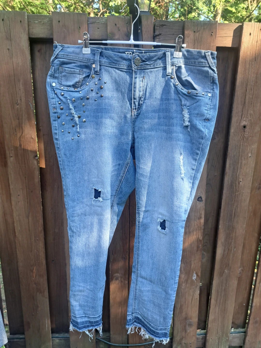 Distressed 3/4 Denim Jeans