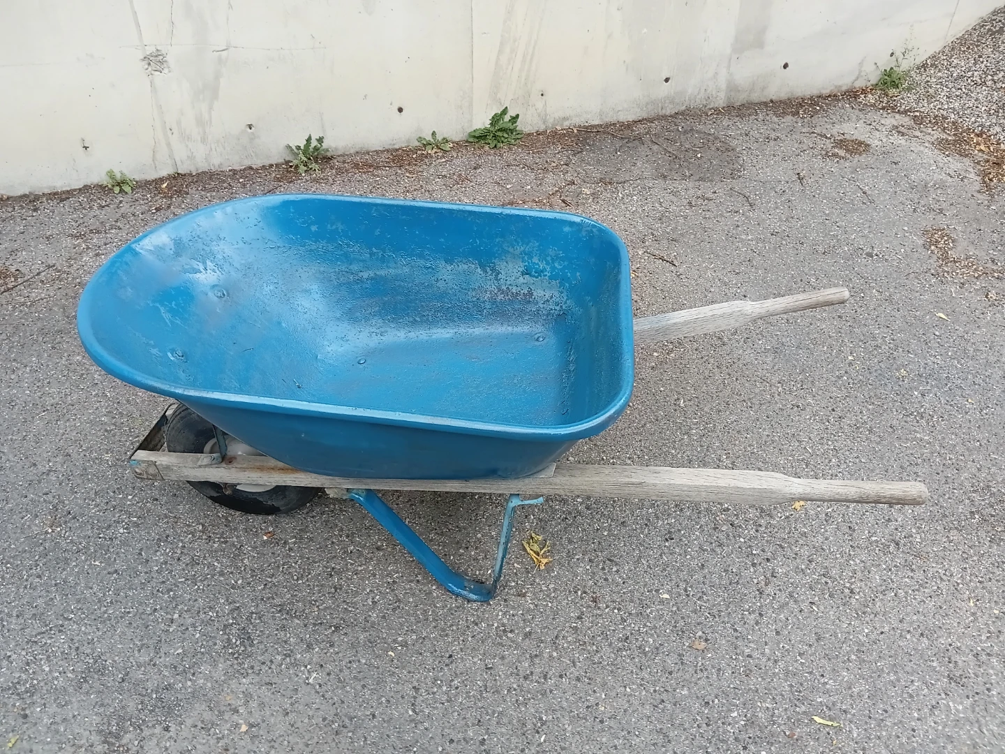 Heavy Duty Premium Metal Wheelbarrow