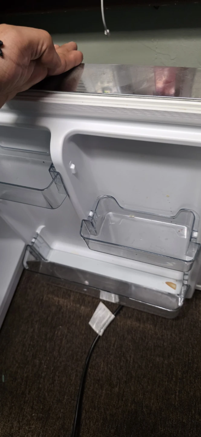 Galanz Retro Mini Refrigerator - photo 4