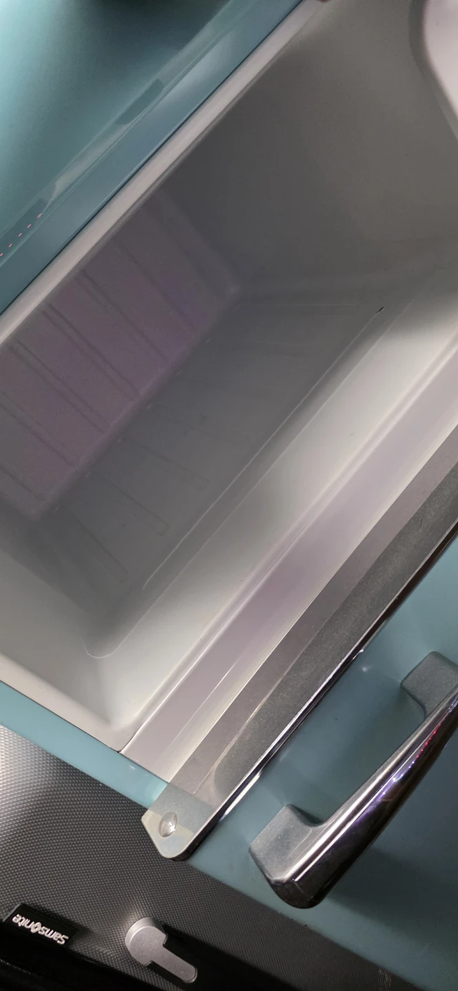 Galanz Retro Mini Refrigerator - photo 5
