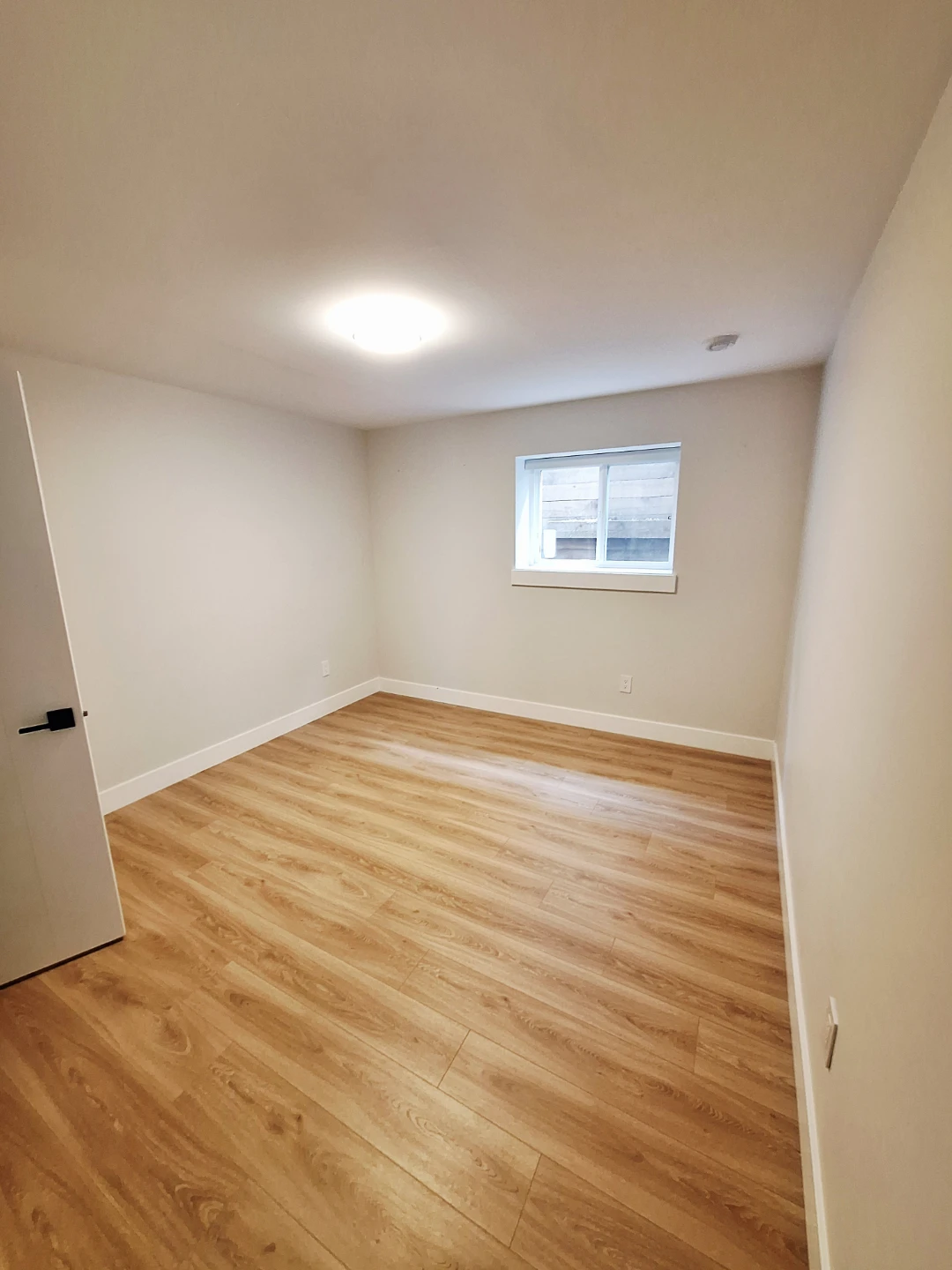 ​🏡 Modern 2 Bed Suite in Brookswood - All Utils & Wi-Fi Included - photo 4