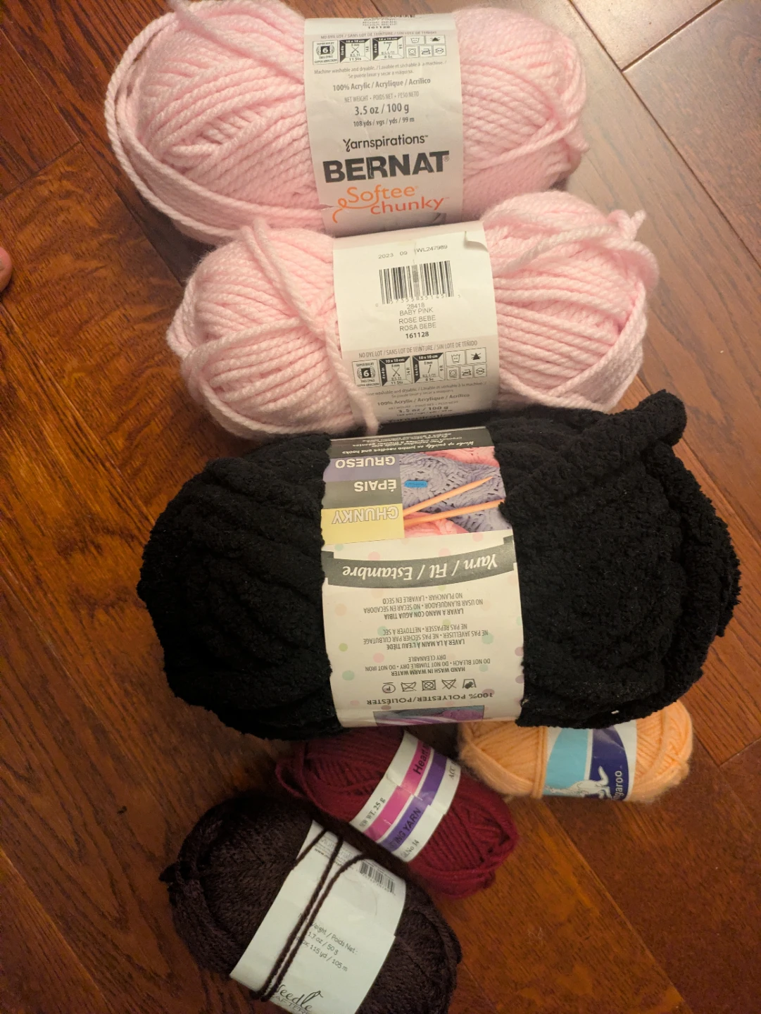 Yarn bundle, mostly Acrylic