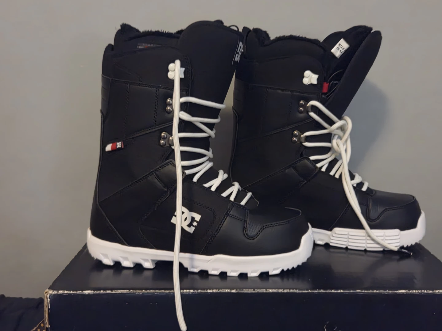 Size 8 men DC Shoes Snowboard Boots - Black - photo 2