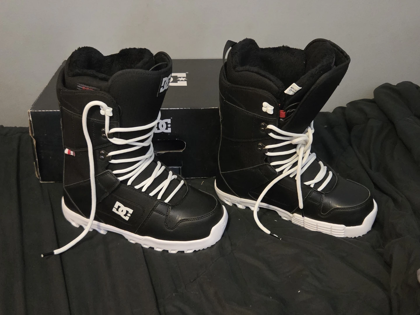 Size 8 men DC Shoes Snowboard Boots - Black - photo 3