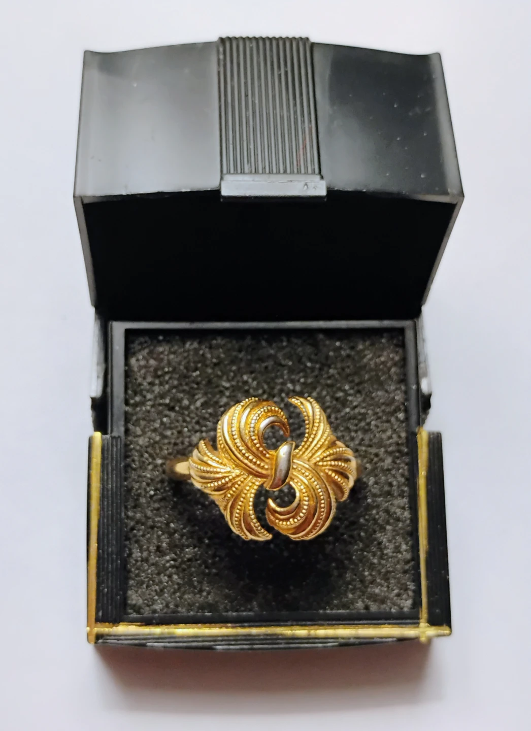 AVON VINTAGE RING (GOLD TONE RIBBON)