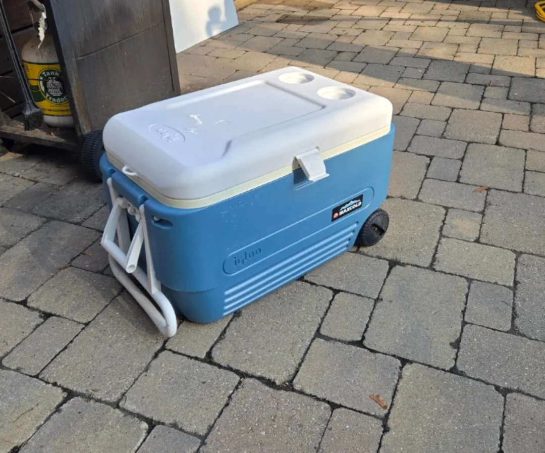 Igloo Cooler with Wheels and Tray