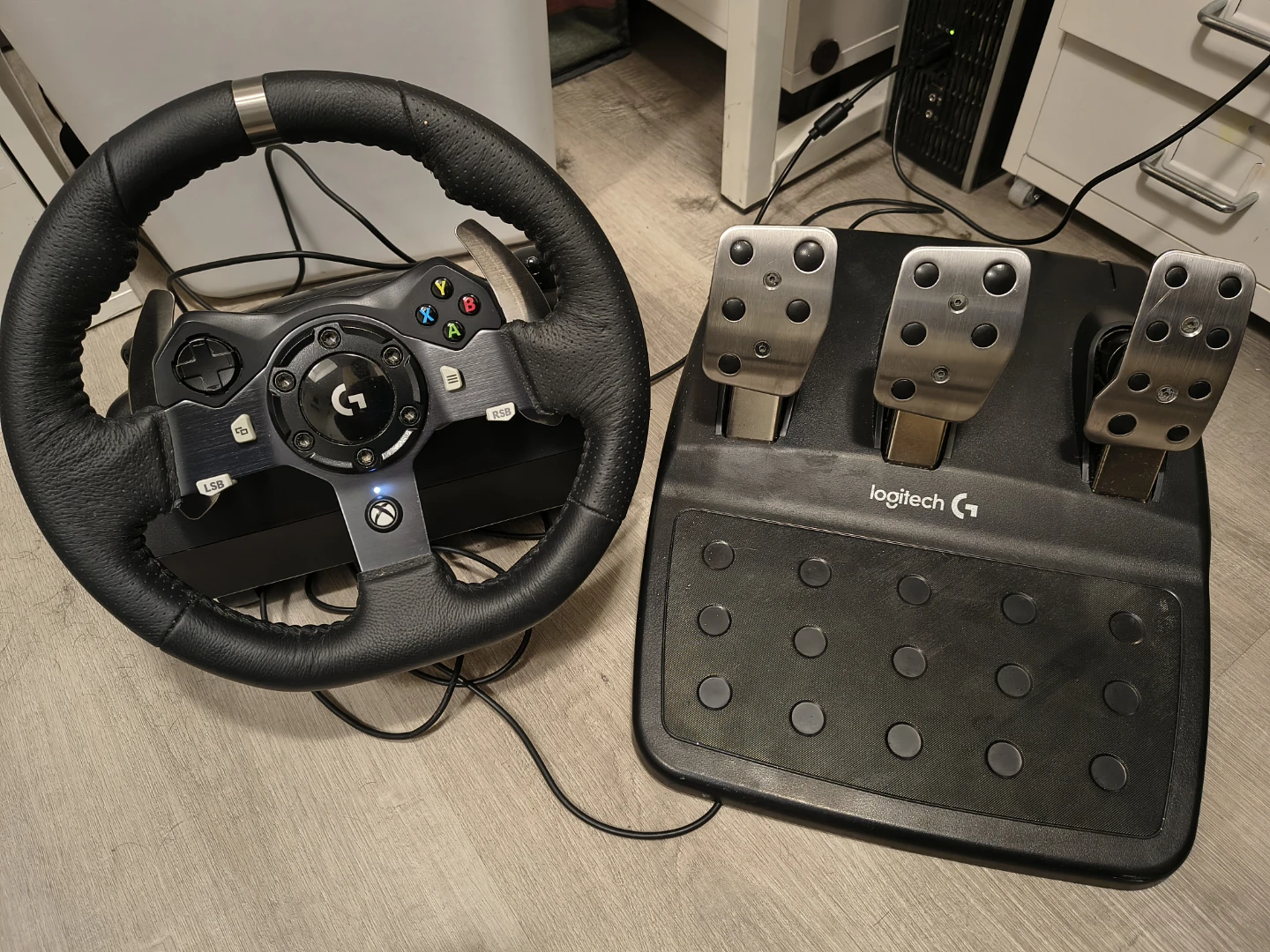 Logitech G920 Driving Force Racing Wheel & Pedals for Xbox/PC