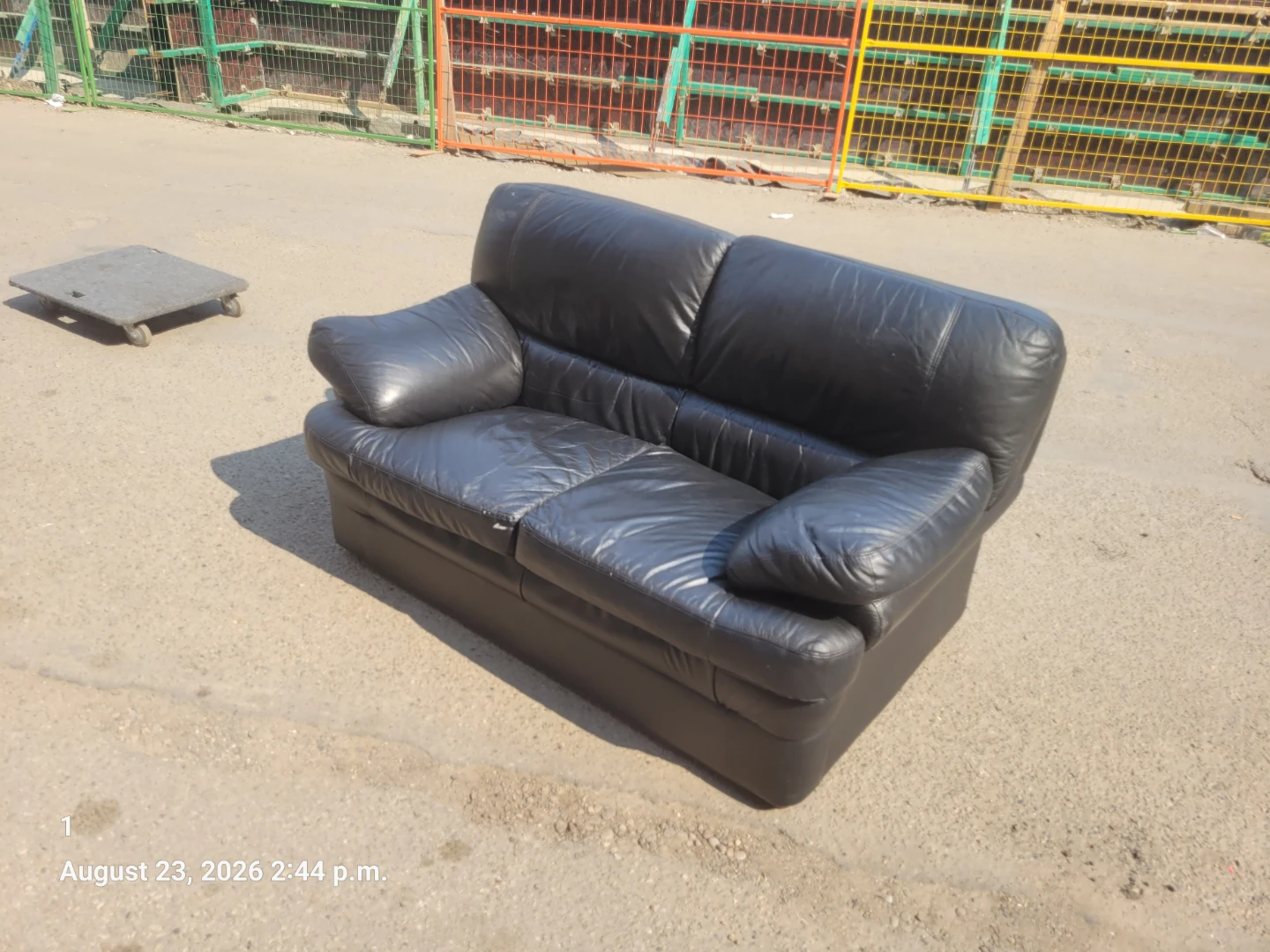 Black leather loveseats - photo 2