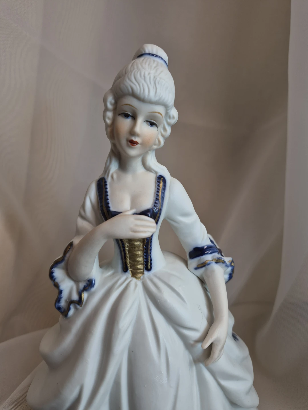 Beautiful 9" Vintage Porcelain Blue & White Lady Figurine - photo 2