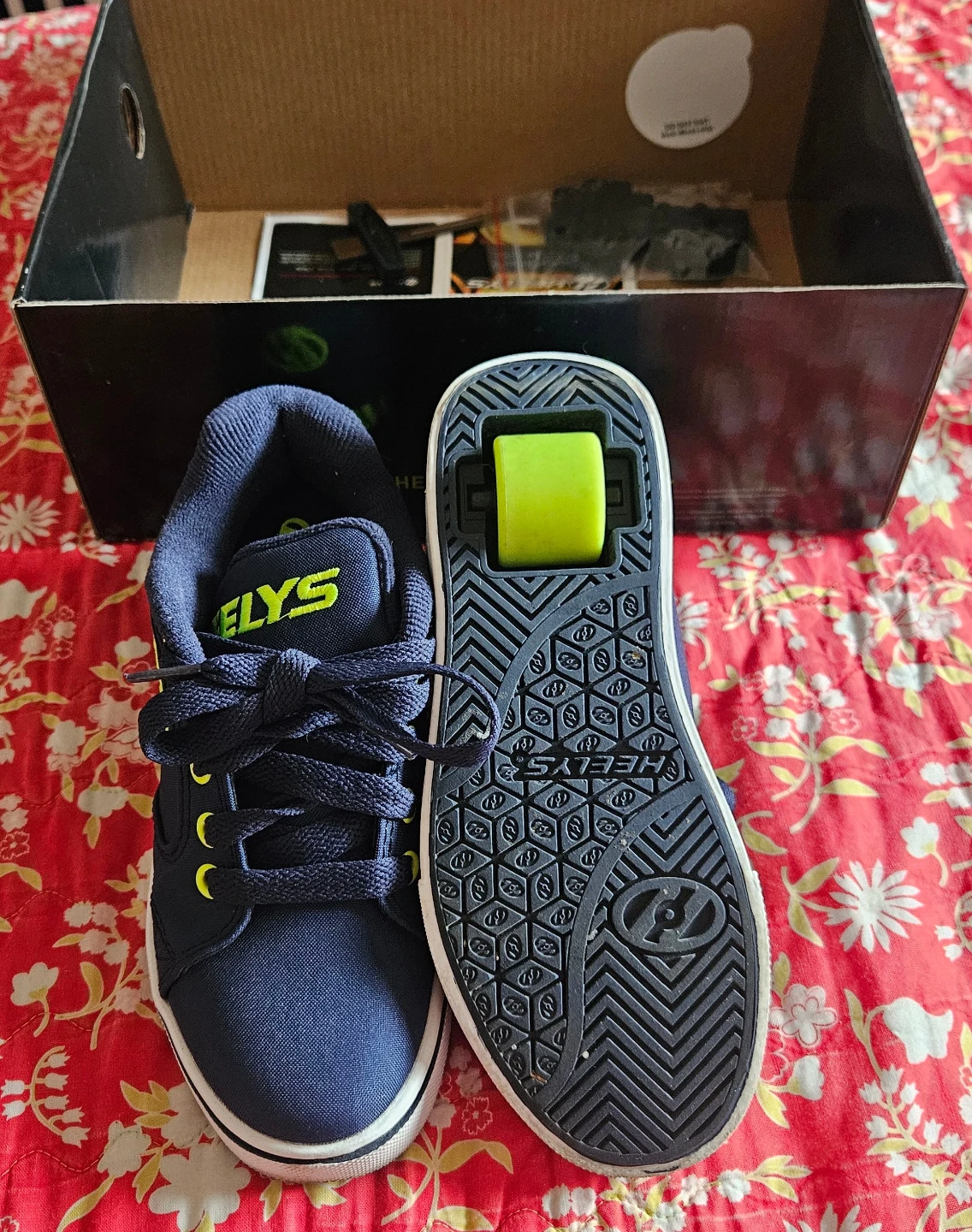 Kids Heelys Size 1 - photo 2