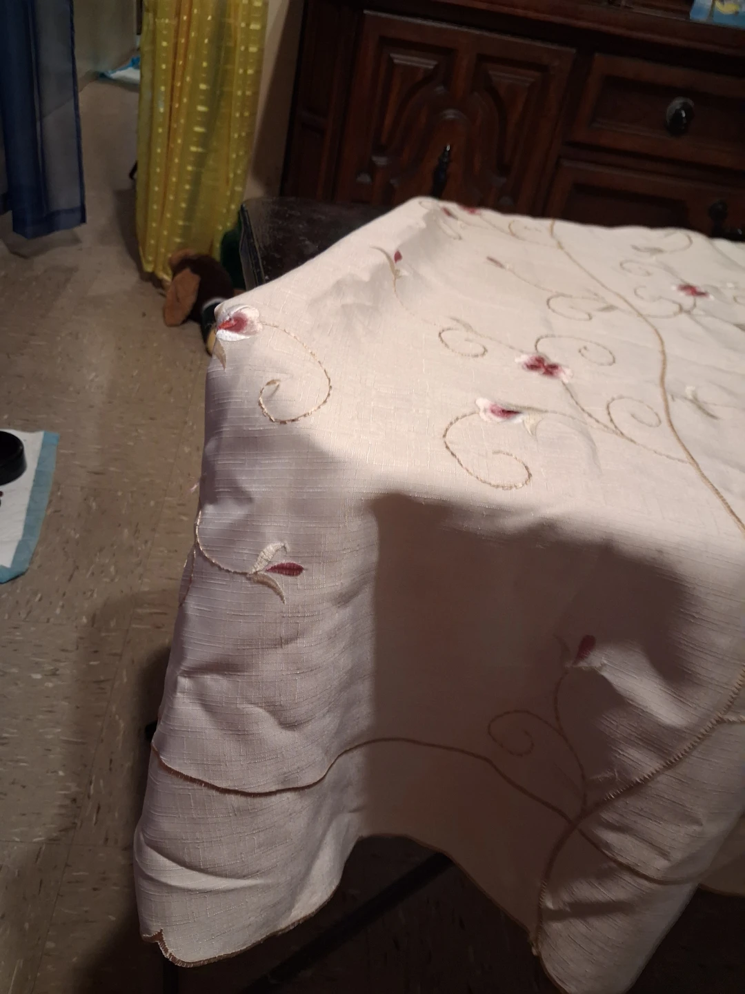 Beige table cloth with flowers well made - photo 2