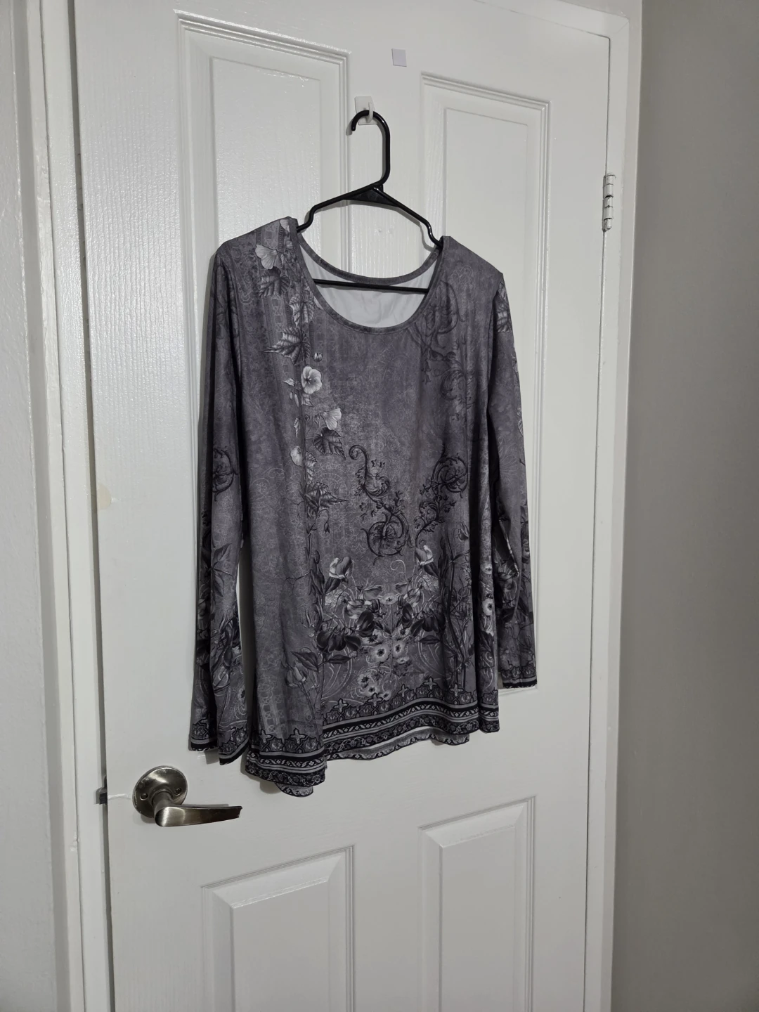 2 crop tops, 1top,each 5 cad - photo 3