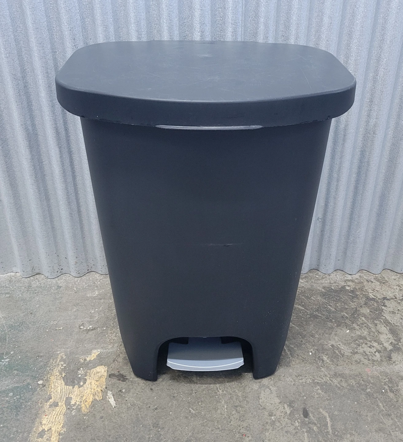 Black Big Step Trash Can