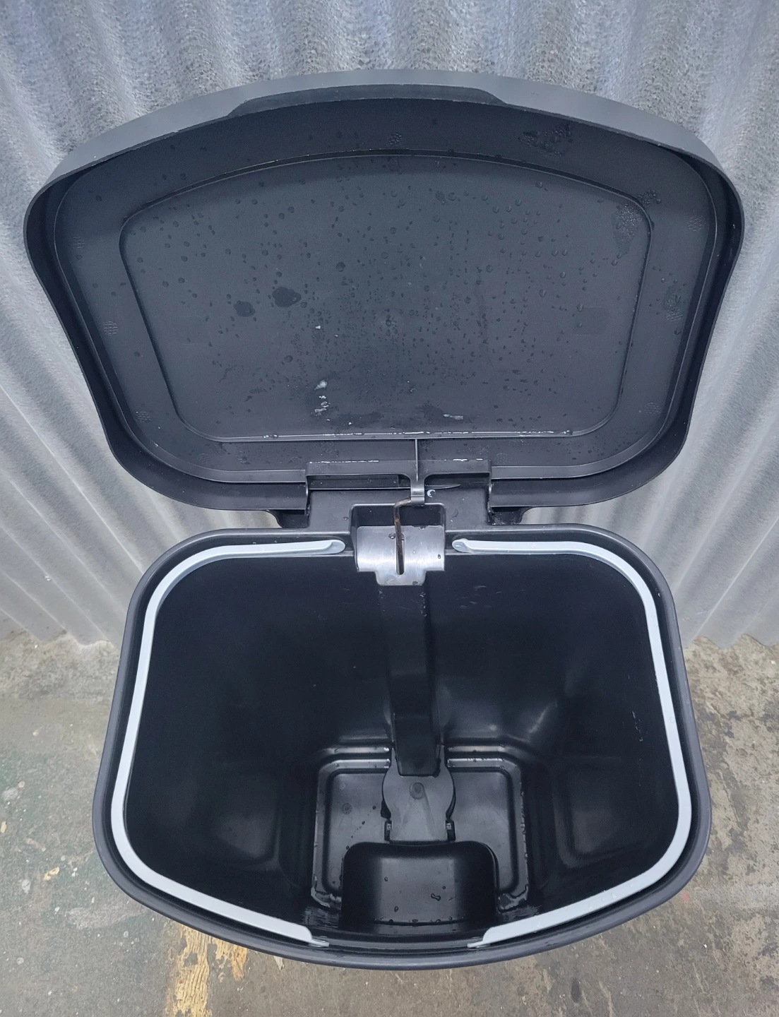 Black Big Step Trash Can - photo 2