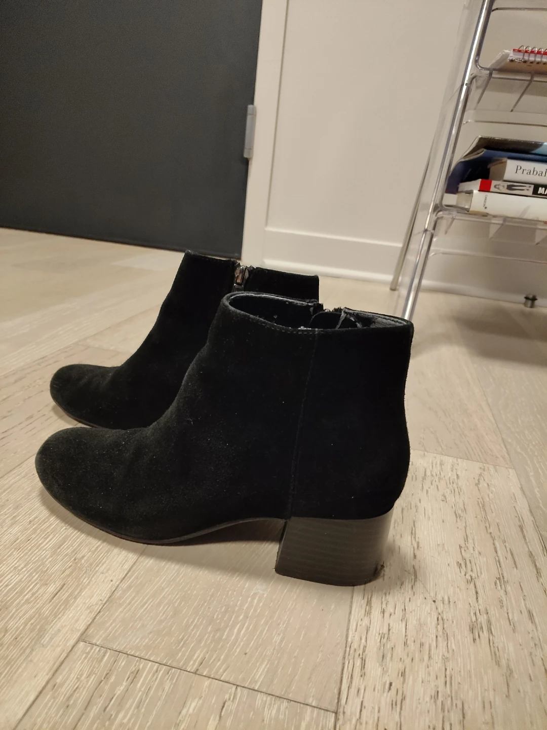 Kenneth Cole Reaction Suede Booties Size 6.5 - Very comfortable - photo 3