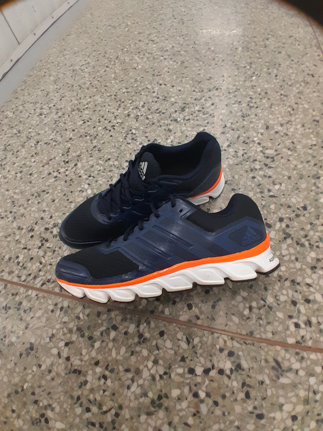 Adidas running shoes Men's Size 10 - photo 4