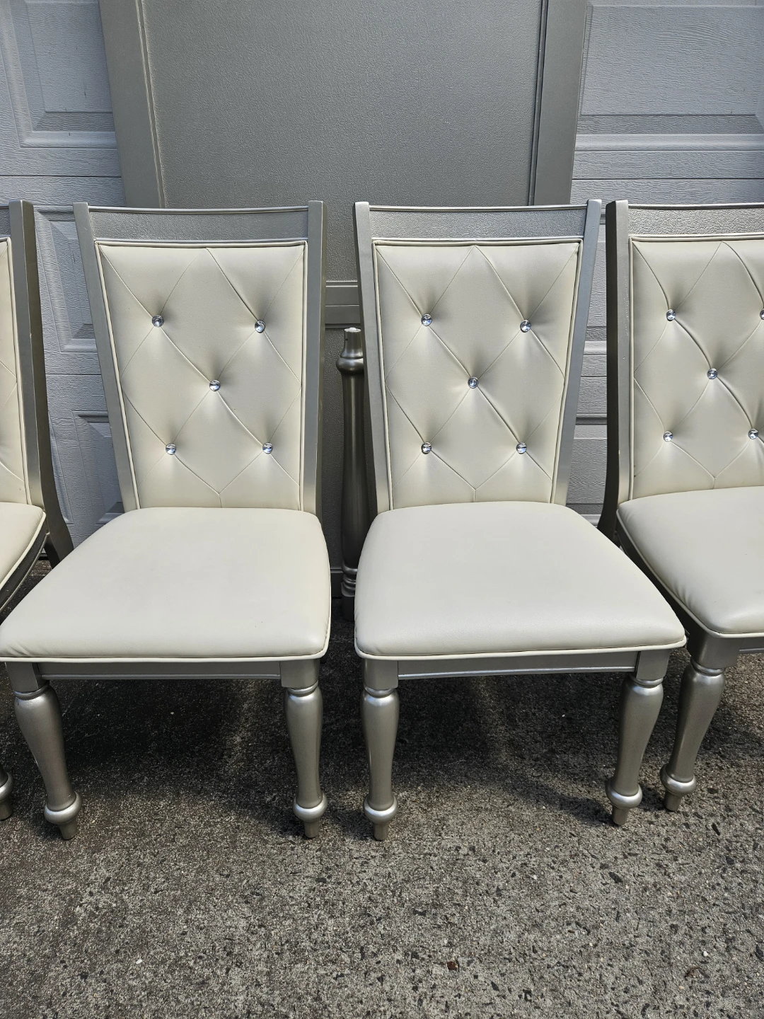 Beautiful 4 chairs and table set - photo 3