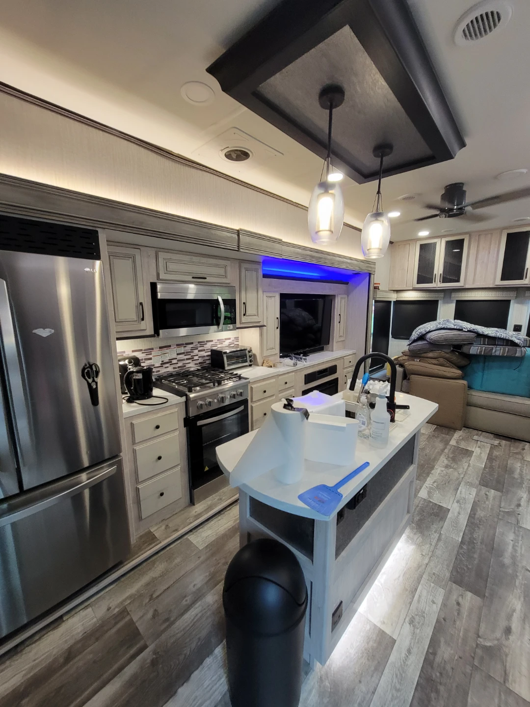 2022 Grand River 40ft Luxury Condo on Wheels - photo 4