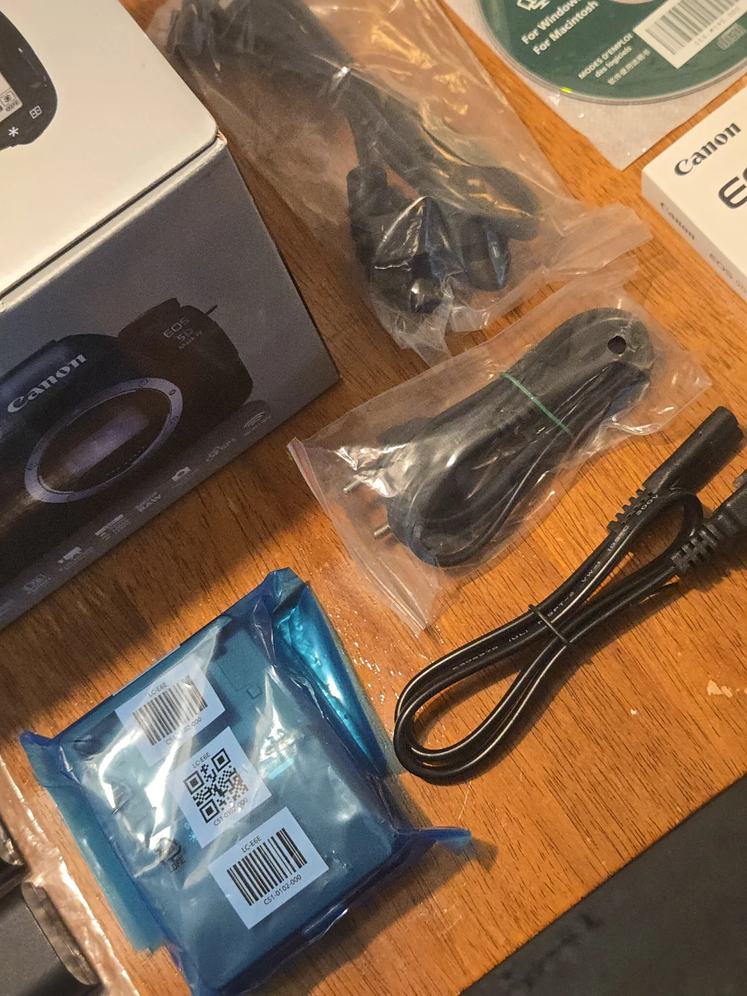 Canon EOS 5D Mark IV with extras - photo 3