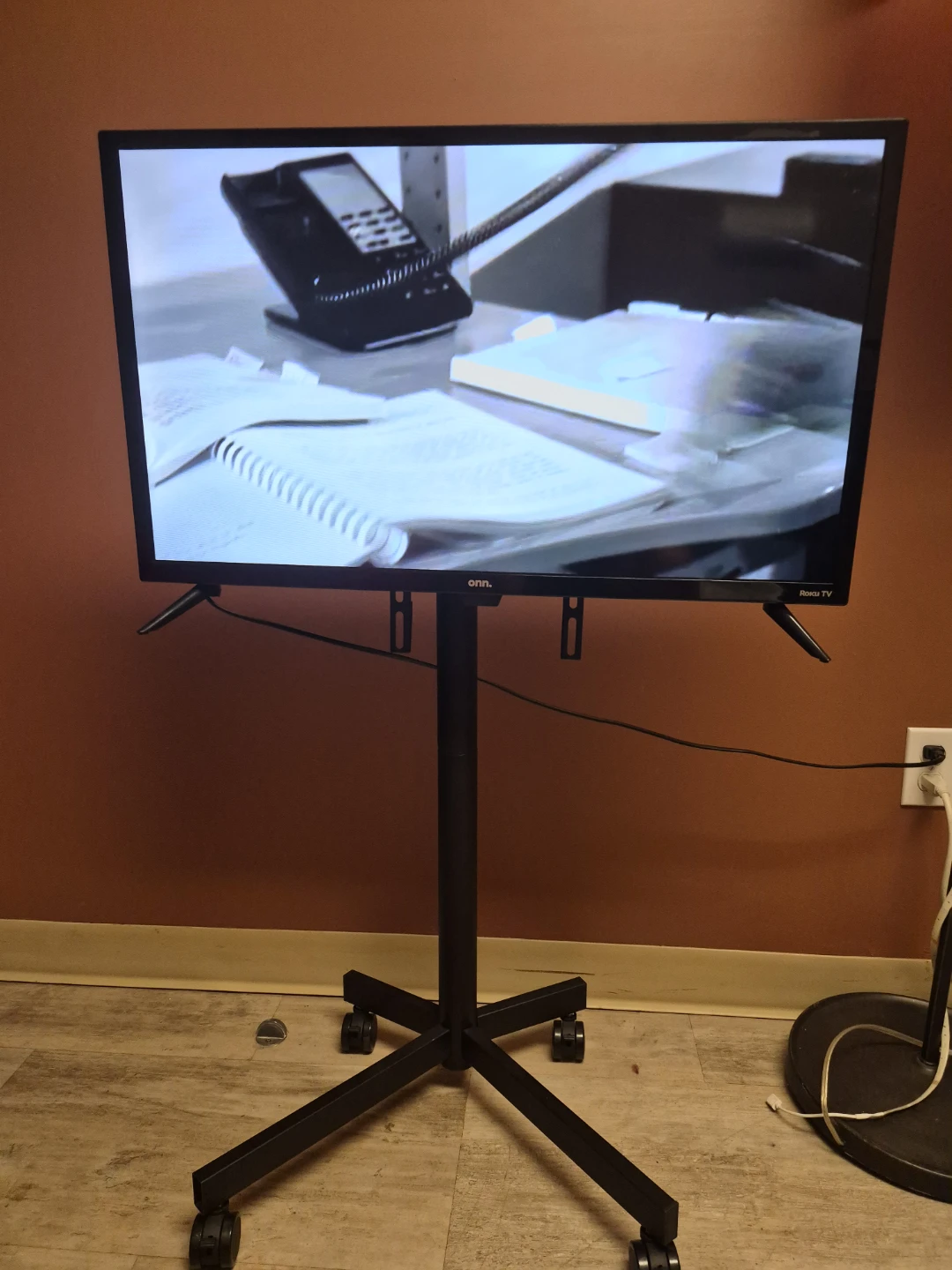 32 inch onn roku tv - photo 2