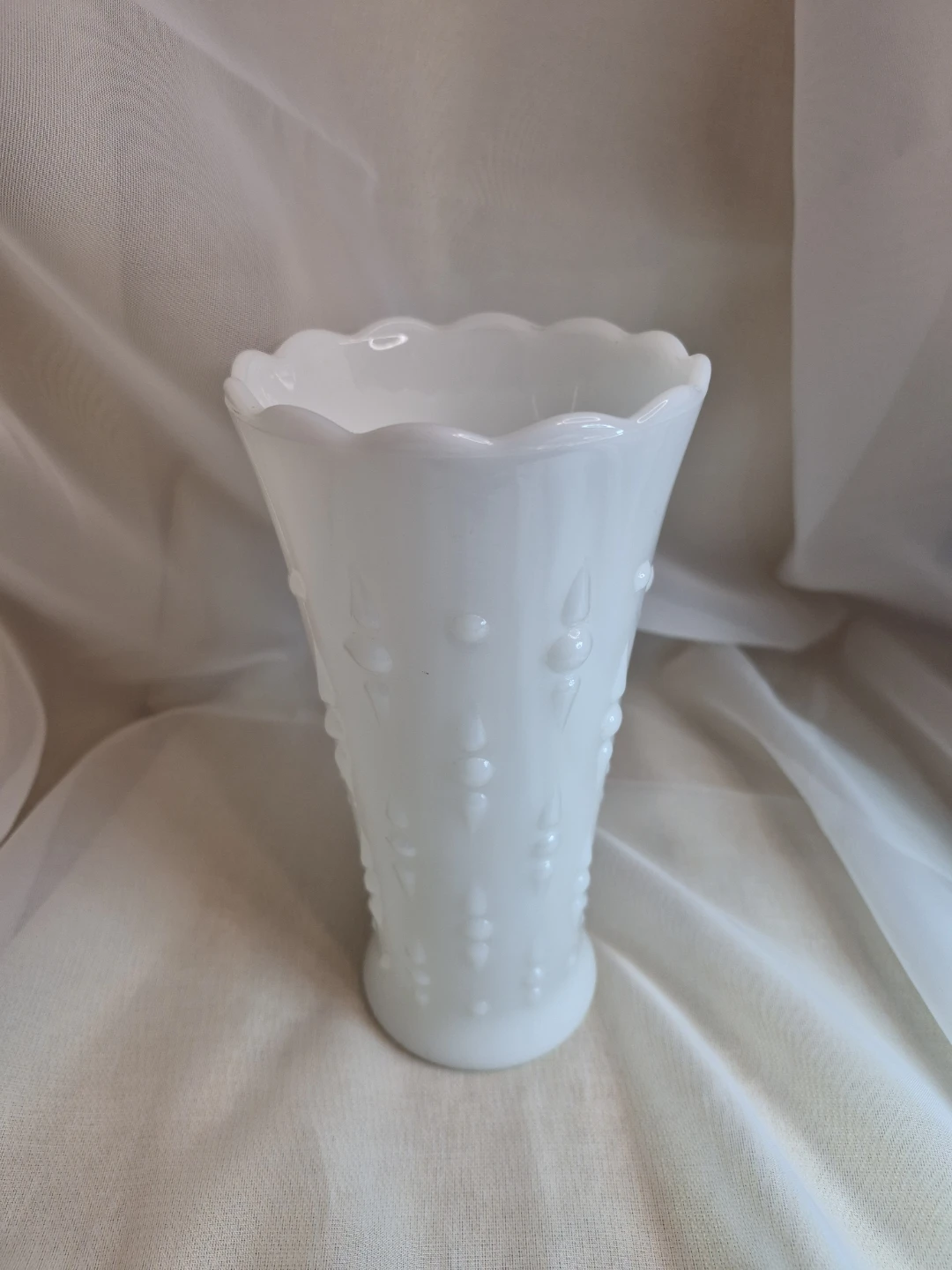 Beautiful Vintage Anchor Hocking White Milk Glass Vase - photo 3