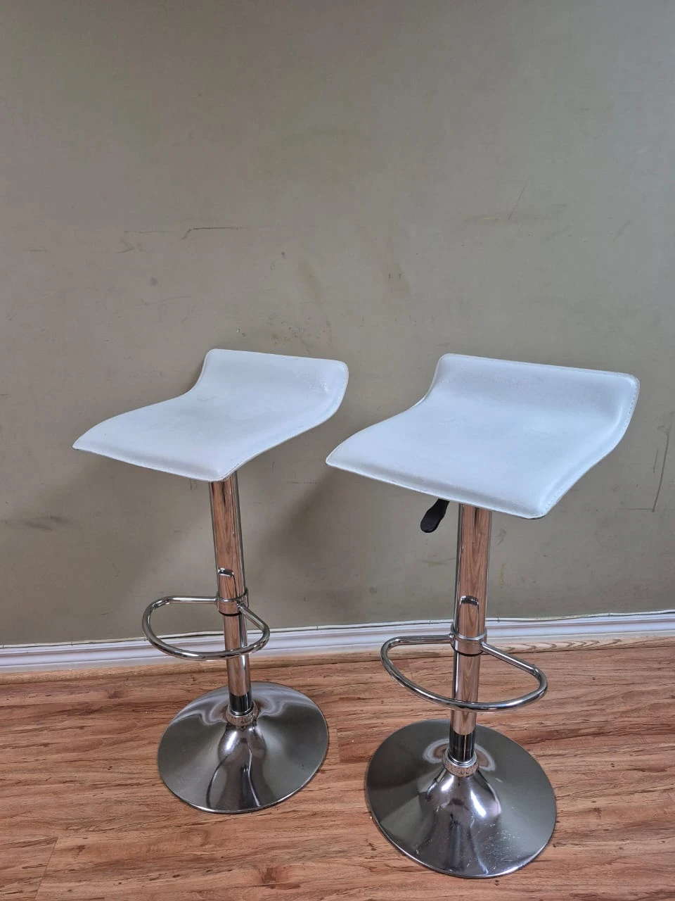 Set of 2 White Adjustable Bar Stools - photo 3