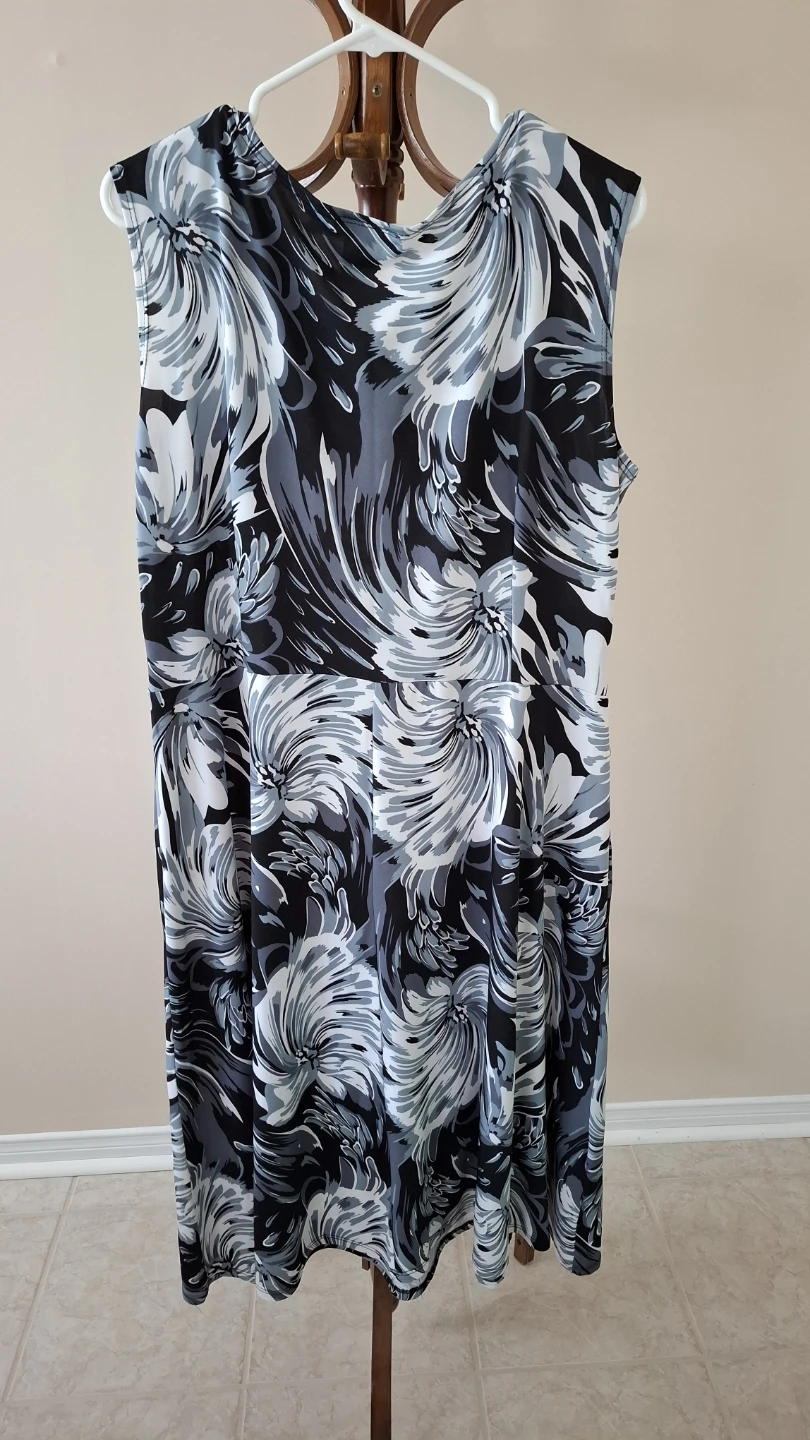 Sleeveless Summer Dress with Ruching Detail - photo 3