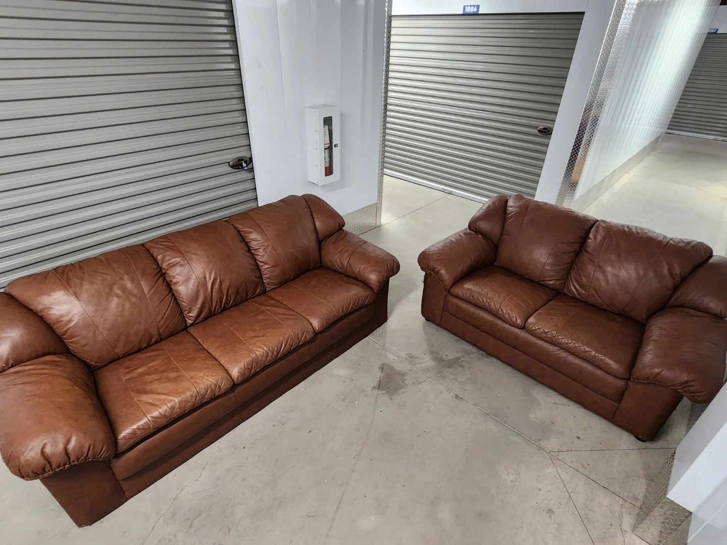 🇨🇦  Brown Leather Sofa and Loveseat Set - photo 3