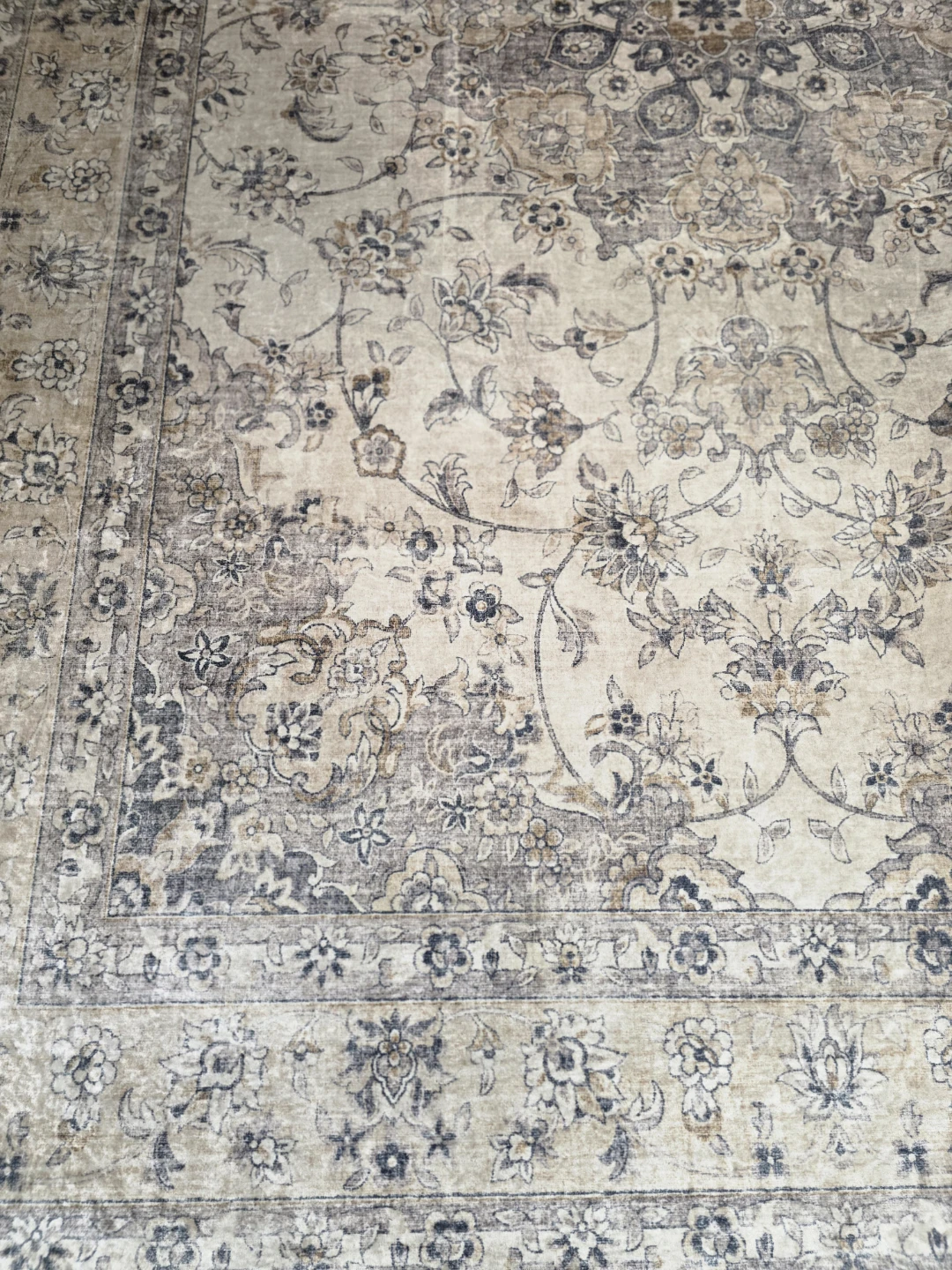 Beautiful Vintage-Style Area Rug – 6' x 9' - photo 3