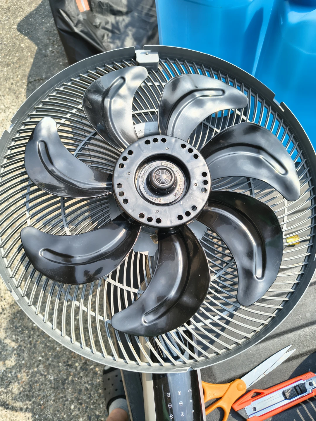 7 Blade Premium Electronic 16 in Pedestal Fan - photo 3