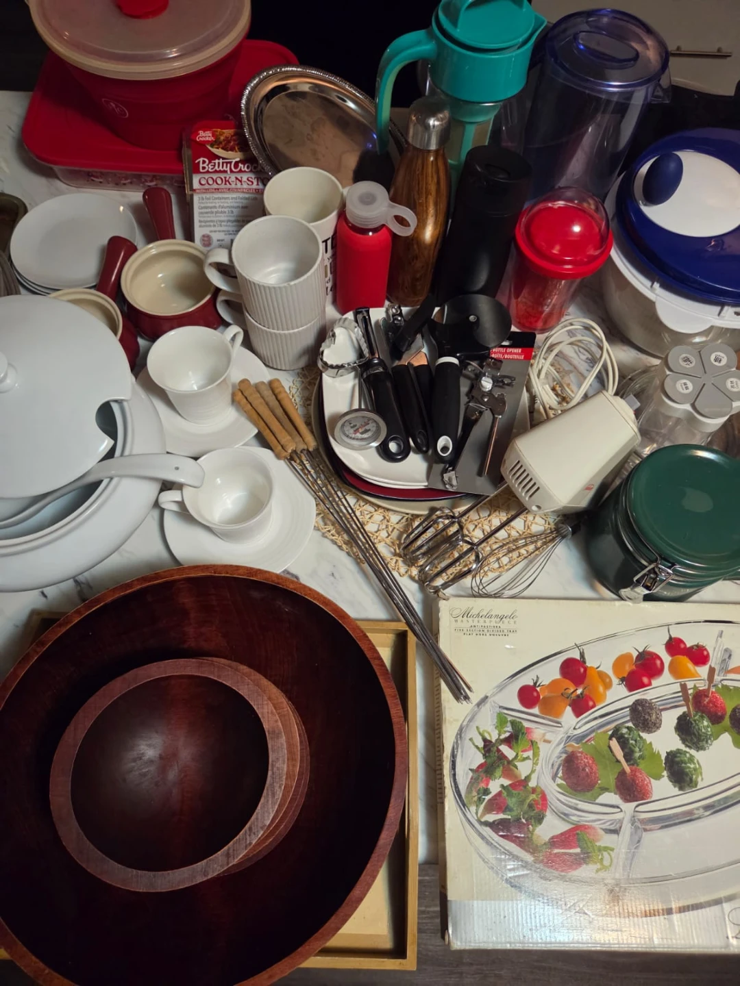 Large Kitchenware and Small Appliance Lot - Sunbeam, Philips,