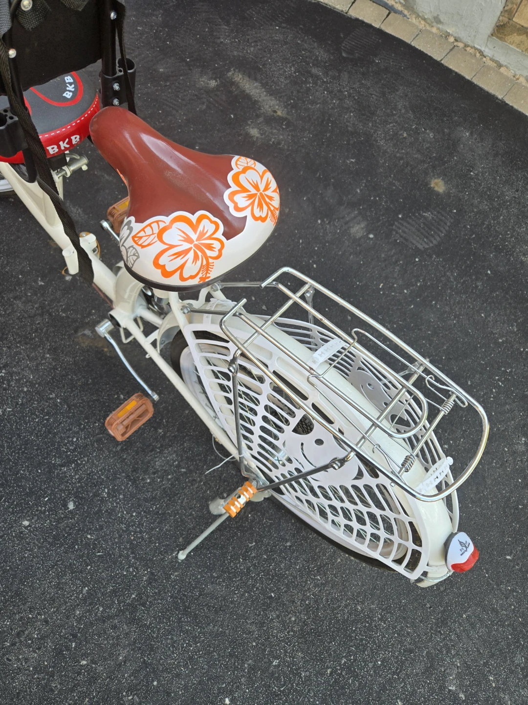 Retro white tandem cruiser with basket - photo 2