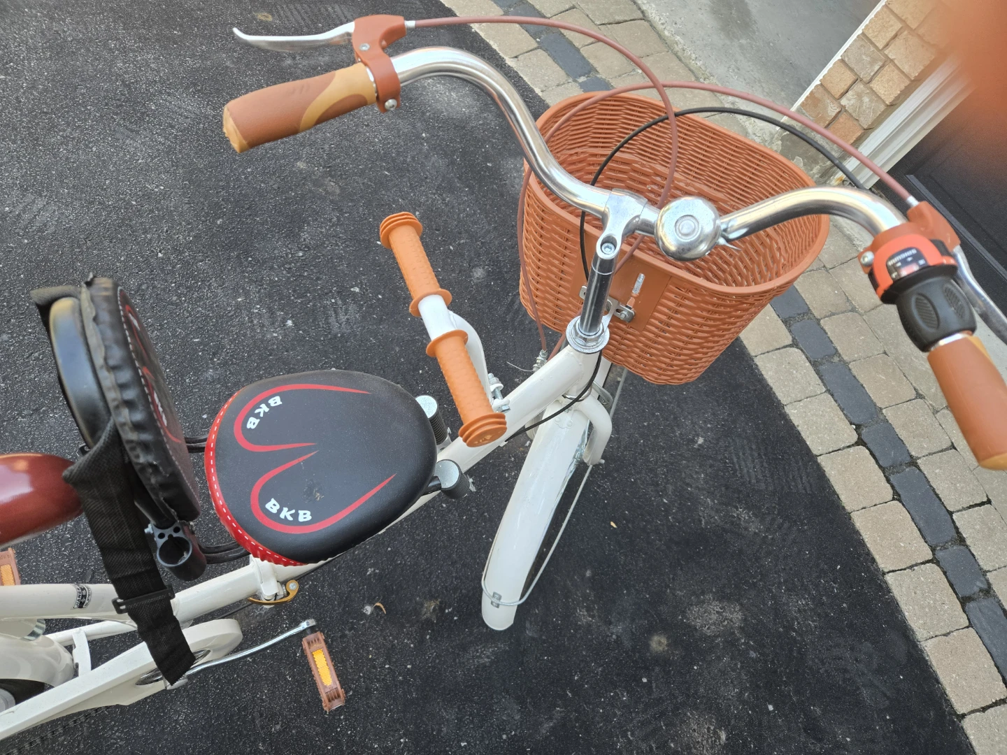 Retro white tandem cruiser with basket - photo 3