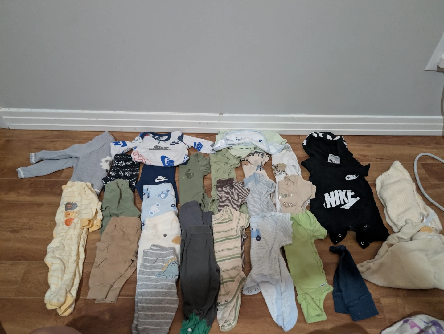 Baby bassinet boy clothes and carrier - photo 2
