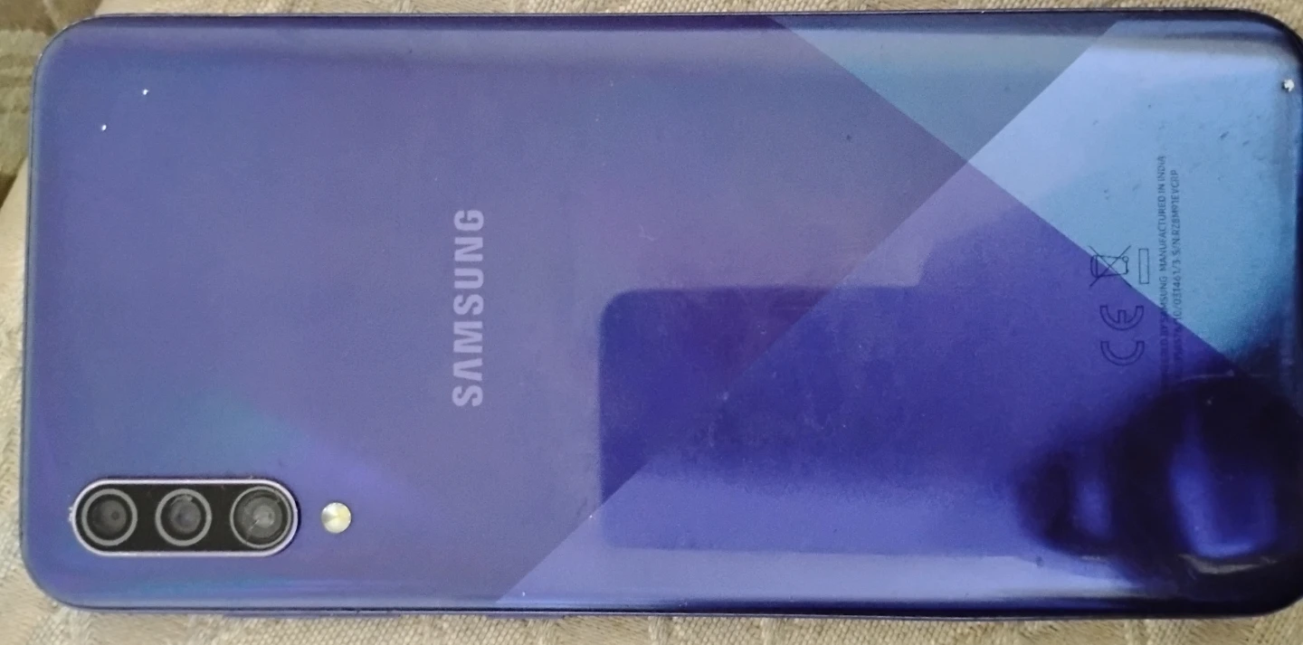 Samsung Cell Phone - Cracked Screen