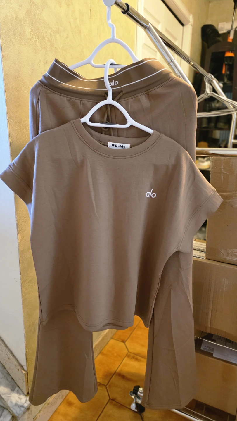ALO Yoga Set - Cropped Top & Pants - photo 2