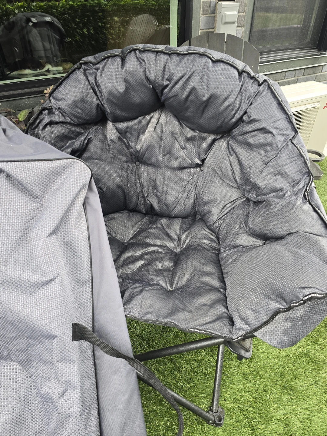 LIKE NEW XLARGE CAMPING CHAIR 💺 with CUSHION and BAG