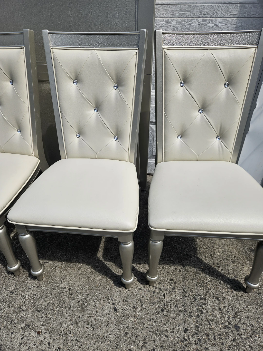 Beautiful 4 chairs and table set - photo 2