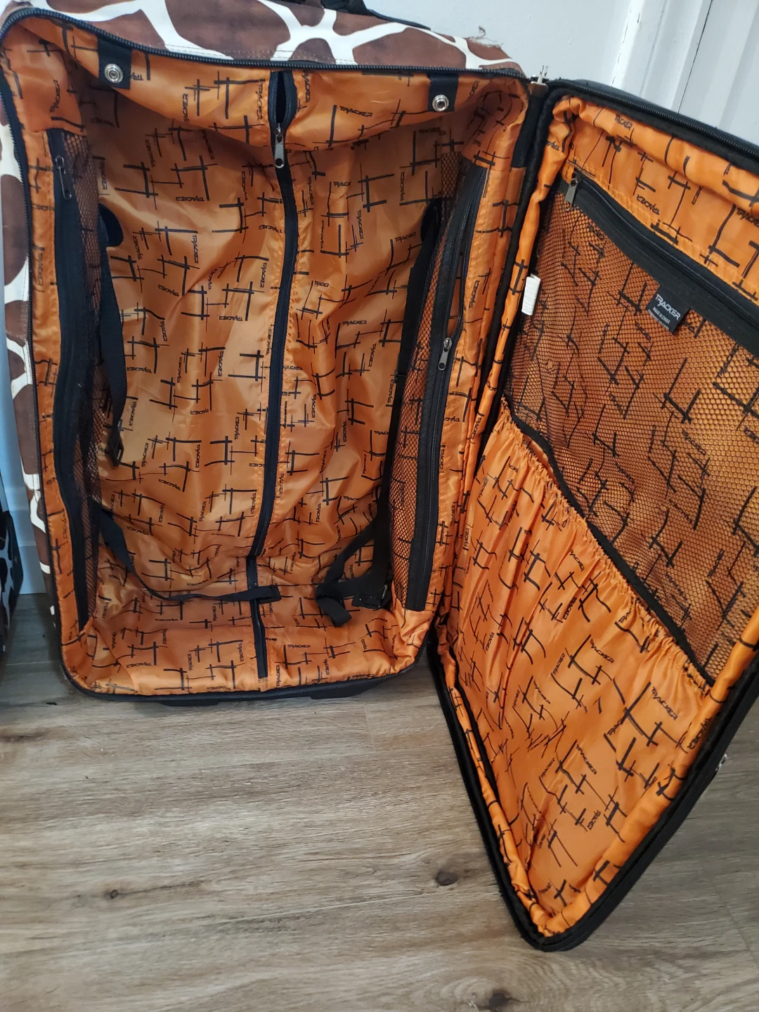 Trackers largest upright on wheels Giraffe Print Suitcases - photo 4