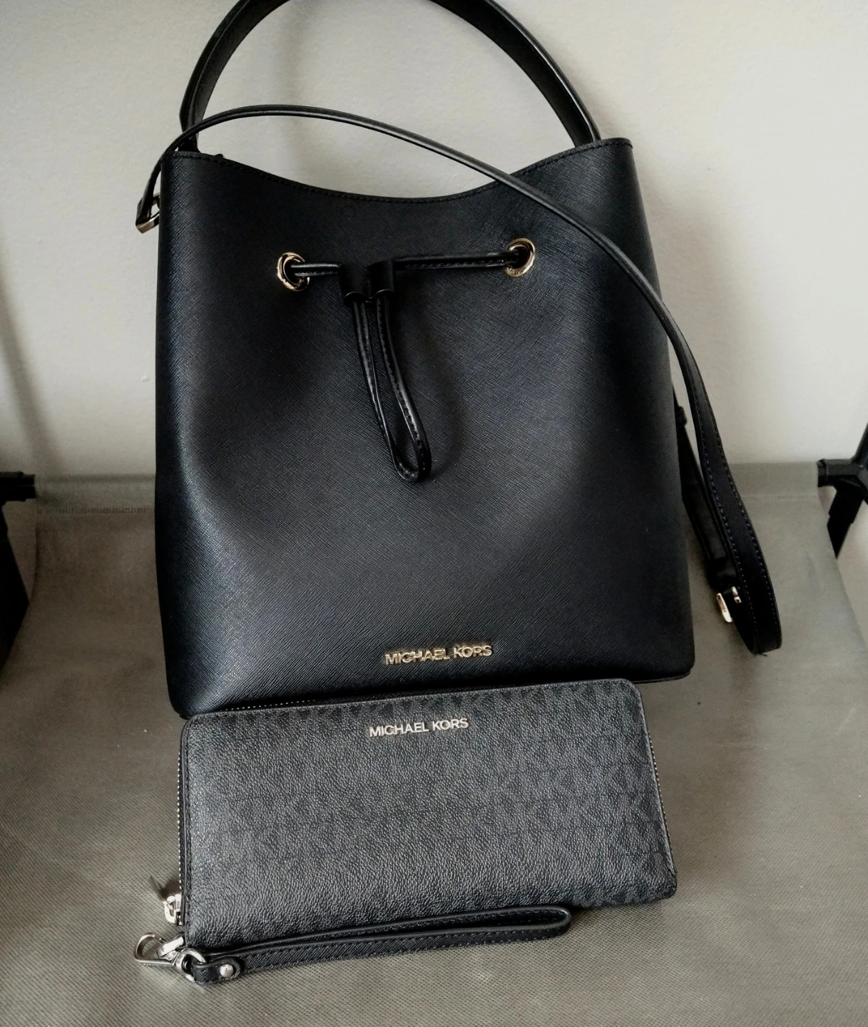 Michael Kors Large Suri Bucket Bag W/ Matching Wallet Set