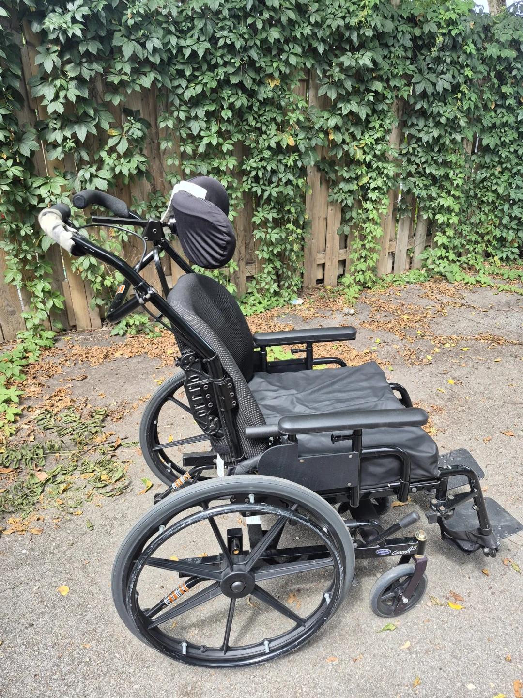Wheel chair for patients or seniors - photo 3