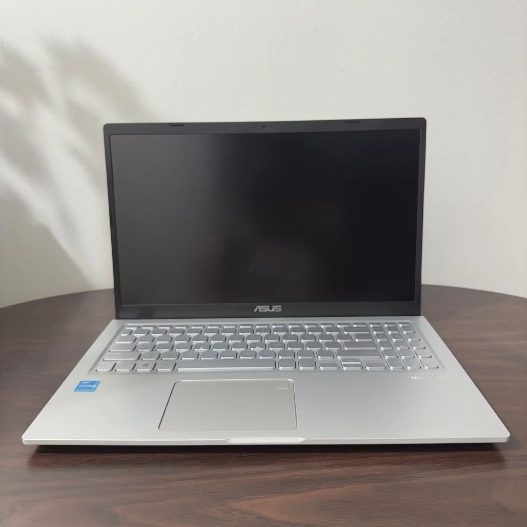 15" Asus i3-11th gen 3.0ghz/8GB/256ssd hd.