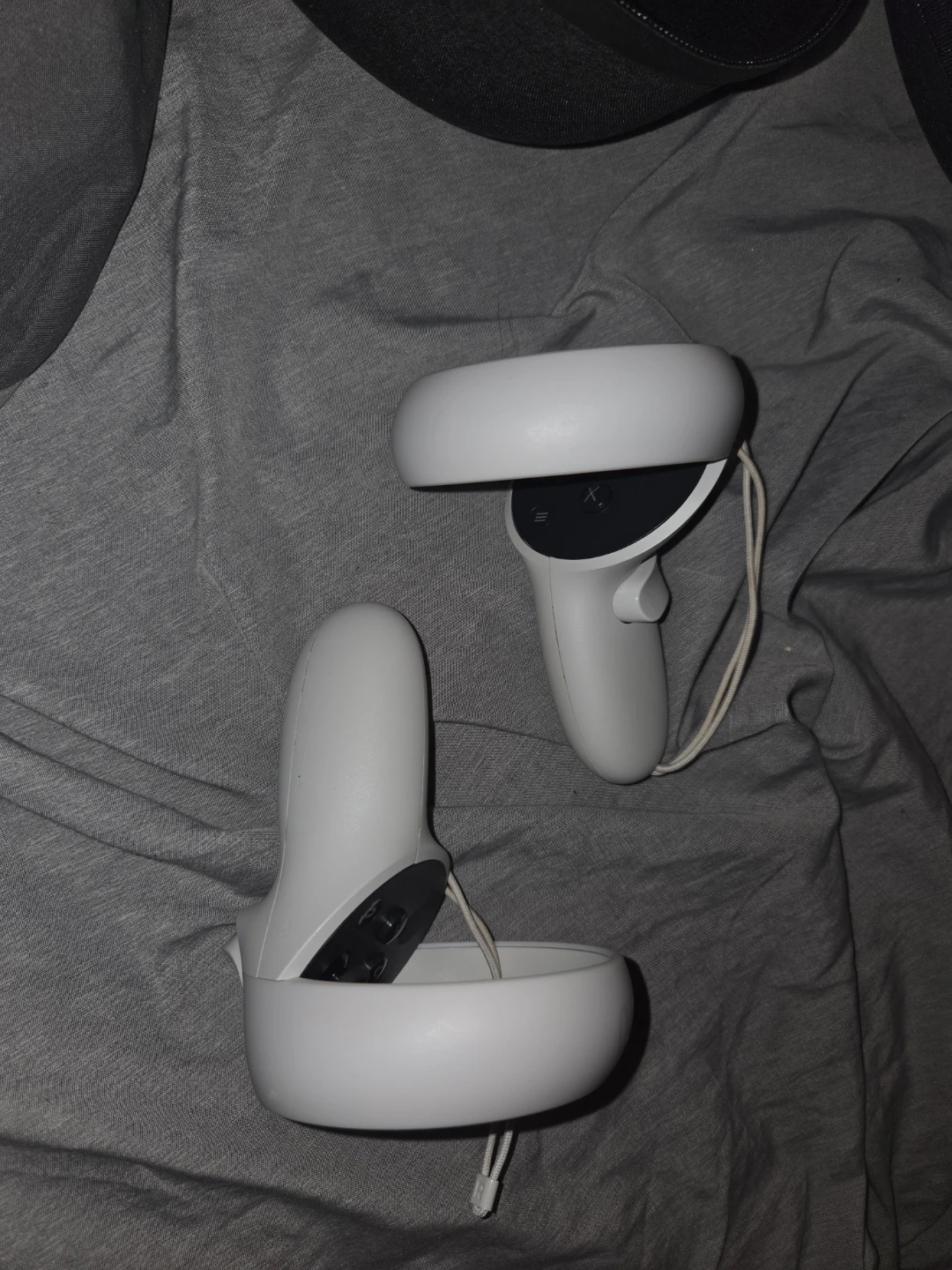 Meta Quest 2 VR Headset with Controllers - photo 2