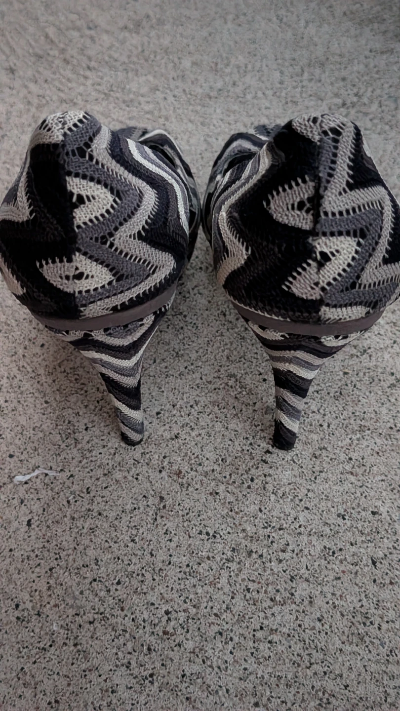 Two Lips Black & Grey Chevron Pattern Heels - photo 4