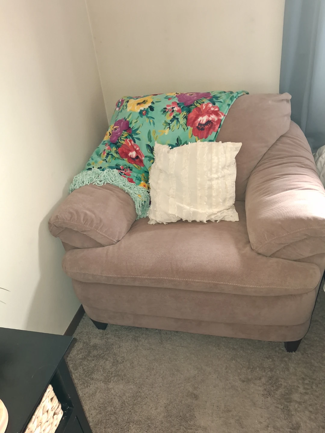 Comfy big chair with wood legs - photo 3
